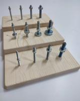 Тренажер (резьбовой каскад) для развития силы пальцев рук с винтами