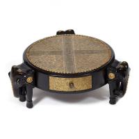 Столик Secret De Maison 3 SLONA ( mod. ND-005) дерево манго/латунная чеканка, Dia 48. В 19 см, этническая роспись