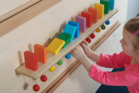 Тактильное оборудование и панели + Тактильно-развивающая панель “Разноцветное домино” (12 домино, настенный модуль)